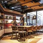 Adagio Center 4*