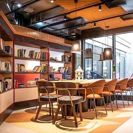 Adagio Center 4*