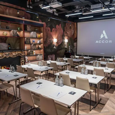 Adagio Center 4*
