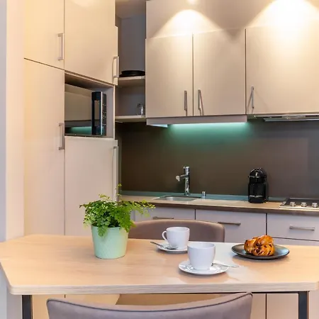 מלון דירות Adagio Center 4*